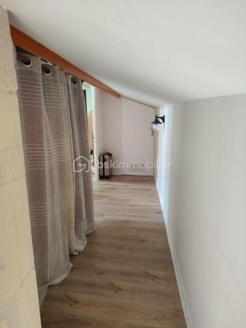 Maison charentaise rénovée avec gîte et nombreuses dépendances – 188 m² + gîte de 112 m²

Au calme , sans vis à vis , A seulement 7km de Matha

Découvrez cette superbe maison charentaise entièrement rénovée, offrant 188 m² habitables, où le charme de l'ancien se marie parfaitement avec le confort moderne.

Au rez-de-chaussée, vous trouverez une belle entrée ouvrant sur une spacieuse salle à manger 37 m2 équipée d'un insert à bois, un salon chaleureux de 33m2 , une 
cuisine aménagée de 27 m2 ainsi qu'un WC indépendant.

À l'étage, un vaste palier  dessert 4 chambres 12 m2 , 11m2,  10m2, dont une agréable suite parentale 20m2 avec son dressing de 6 m2 , un bureau de 5,63m2  et une grande salle d'eau avec douche italienne, WC.

Un gîte indépendant de 112 m², dont le gros œuvre a été fait, assainissement a prévoir, offre un excellent potentiel. L'intérieur reste à aménager selon vos envies. Il comprend une cuisine, un salon séjour, une salle de d’eau et 2 chambres à l'étage.
La propriété bénéficie également de nombreuses dépendances :  chais, garage 31 m2 et plusieurs espaces de stockage, offrant de multiples possibilités d'aménagement ou d'exploitation.

Les atouts :

    • Maison charentaise rénovée avec goût
    • Gîte indépendant à terminer
    • Pompe à chaleur installée en 2026
    • Chauffe-eau thermodynamique installé en 2026
    • Insert à bois
    • Double vitrage PVC et volets PVC
    • Assainissement conforme
    • Portail électrique
    • Deux compteurs indépendants
    • Puits
    • Fibre optique
    • Faible consommation énergétique
    • piscine hors-sol 7x4 
    . terrain de 2219m2 

Une propriété idéale pour une grande famille, un projet de gîte ou de chambres d'hôtes, ou encore un investissement locatif avec un fort potentiel.
A 1 heure de Royan 
A 7 km de Matha ou se trouve toutes les commodités.