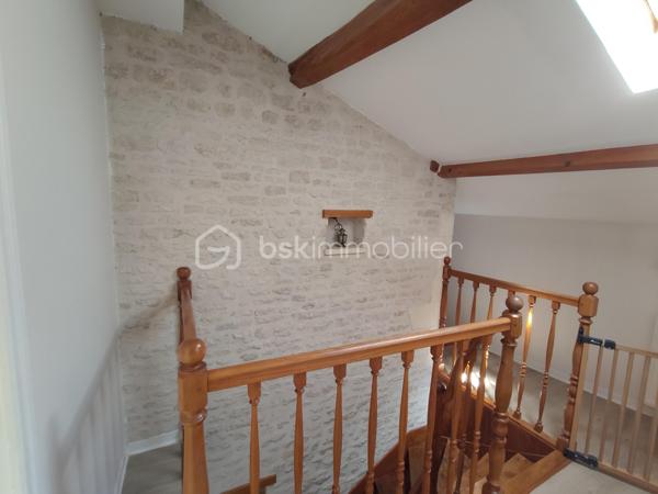 Maison charentaise rénovée avec gîte et nombreuses dépendances – 188 m² + gîte de 112 m²

Au calme , sans vis à vis , A seulement 7km de Matha

Découvrez cette superbe maison charentaise entièrement rénovée, offrant 188 m² habitables, où le charme de l'ancien se marie parfaitement avec le confort moderne.

Au rez-de-chaussée, vous trouverez une belle entrée ouvrant sur une spacieuse salle à manger 37 m2 équipée d'un insert à bois, un salon chaleureux de 33m2 , une 
cuisine aménagée de 27 m2 ainsi qu'un WC indépendant.

À l'étage, un vaste palier  dessert 4 chambres 12 m2 , 11m2,  10m2, dont une agréable suite parentale 20m2 avec son dressing de 6 m2 , un bureau de 5,63m2  et une grande salle d'eau avec douche italienne, WC.

Un gîte indépendant de 112 m², dont le gros œuvre a été fait, assainissement a prévoir, offre un excellent potentiel. L'intérieur reste à aménager selon vos envies. Il comprend une cuisine, un salon séjour, une salle de d’eau et 2 chambres à l'étage.
La propriété bénéficie également de nombreuses dépendances :  chais, garage 31 m2 et plusieurs espaces de stockage, offrant de multiples possibilités d'aménagement ou d'exploitation.

Les atouts :

    • Maison charentaise rénovée avec goût
    • Gîte indépendant à terminer
    • Pompe à chaleur installée en 2026
    • Chauffe-eau thermodynamique installé en 2026
    • Insert à bois
    • Double vitrage PVC et volets PVC
    • Assainissement conforme
    • Portail électrique
    • Deux compteurs indépendants
    • Puits
    • Fibre optique
    • Faible consommation énergétique
    • piscine hors-sol 7x4 
    . terrain de 2219m2 

Une propriété idéale pour une grande famille, un projet de gîte ou de chambres d'hôtes, ou encore un investissement locatif avec un fort potentiel.
A 1 heure de Royan 
A 7 km de Matha ou se trouve toutes les commodités.