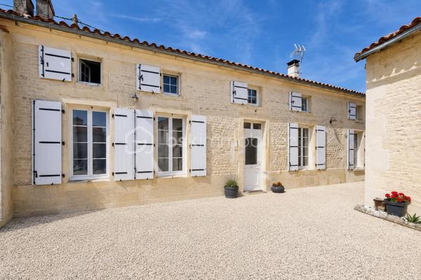 Maison charentaise rénovée avec gîte et nombreuses dépendances – 188 m² + gîte de 112 m²

Au calme , sans vis à vis , A seulement 7km de Matha

Découvrez cette superbe maison charentaise entièrement rénovée, offrant 188 m² habitables, où le charme de l'ancien se marie parfaitement avec le confort moderne.

Au rez-de-chaussée, vous trouverez une belle entrée ouvrant sur une spacieuse salle à manger 37 m2 équipée d'un insert à bois, un salon chaleureux de 33m2 , une 
cuisine aménagée de 27 m2 ainsi qu'un WC indépendant.

À l'étage, un vaste palier  dessert 4 chambres 12 m2 , 11m2,  10m2, dont une agréable suite parentale 20m2 avec son dressing de 6 m2 , un bureau de 5,63m2  et une grande salle d'eau avec douche italienne, WC.

Un gîte indépendant de 112 m², dont le gros œuvre a été fait, assainissement a prévoir, offre un excellent potentiel. L'intérieur reste à aménager selon vos envies. Il comprend une cuisine, un salon séjour, une salle de d’eau et 2 chambres à l'étage.
La propriété bénéficie également de nombreuses dépendances :  chais, garage 31 m2 et plusieurs espaces de stockage, offrant de multiples possibilités d'aménagement ou d'exploitation.

Les atouts :

    • Maison charentaise rénovée avec goût
    • Gîte indépendant à terminer
    • Pompe à chaleur installée en 2026
    • Chauffe-eau thermodynamique installé en 2026
    • Insert à bois
    • Double vitrage PVC et volets PVC
    • Assainissement conforme
    • Portail électrique
    • Deux compteurs indépendants
    • Puits
    • Fibre optique
    • Faible consommation énergétique
    • piscine hors-sol 7x4 
    . terrain de 2219m2 

Une propriété idéale pour une grande famille, un projet de gîte ou de chambres d'hôtes, ou encore un investissement locatif avec un fort potentiel.
A 1 heure de Royan 
A 7 km de Matha ou se trouve toutes les commodités.