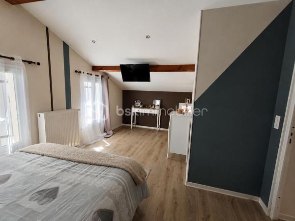 Maison charentaise rénovée avec gîte et nombreuses dépendances – 188 m² + gîte de 112 m²

Au calme , sans vis à vis , A seulement 7km de Matha

Découvrez cette superbe maison charentaise entièrement rénovée, offrant 188 m² habitables, où le charme de l'ancien se marie parfaitement avec le confort moderne.

Au rez-de-chaussée, vous trouverez une belle entrée ouvrant sur une spacieuse salle à manger 37 m2 équipée d'un insert à bois, un salon chaleureux de 33m2 , une 
cuisine aménagée de 27 m2 ainsi qu'un WC indépendant.

À l'étage, un vaste palier  dessert 4 chambres 12 m2 , 11m2,  10m2, dont une agréable suite parentale 20m2 avec son dressing de 6 m2 , un bureau de 5,63m2  et une grande salle d'eau avec douche italienne, WC.

Un gîte indépendant de 112 m², dont le gros œuvre a été fait, assainissement a prévoir, offre un excellent potentiel. L'intérieur reste à aménager selon vos envies. Il comprend une cuisine, un salon séjour, une salle de d’eau et 2 chambres à l'étage.
La propriété bénéficie également de nombreuses dépendances :  chais, garage 31 m2 et plusieurs espaces de stockage, offrant de multiples possibilités d'aménagement ou d'exploitation.

Les atouts :

    • Maison charentaise rénovée avec goût
    • Gîte indépendant à terminer
    • Pompe à chaleur installée en 2026
    • Chauffe-eau thermodynamique installé en 2026
    • Insert à bois
    • Double vitrage PVC et volets PVC
    • Assainissement conforme
    • Portail électrique
    • Deux compteurs indépendants
    • Puits
    • Fibre optique
    • Faible consommation énergétique
    • piscine hors-sol 7x4 
    . terrain de 2219m2 

Une propriété idéale pour une grande famille, un projet de gîte ou de chambres d'hôtes, ou encore un investissement locatif avec un fort potentiel.
A 1 heure de Royan 
A 7 km de Matha ou se trouve toutes les commodités.