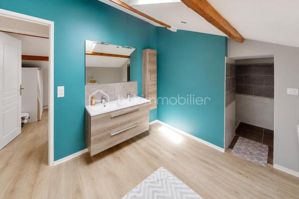 Maison charentaise rénovée avec gîte et nombreuses dépendances – 188 m² + gîte de 112 m²

Au calme , sans vis à vis , A seulement 7km de Matha

Découvrez cette superbe maison charentaise entièrement rénovée, offrant 188 m² habitables, où le charme de l'ancien se marie parfaitement avec le confort moderne.

Au rez-de-chaussée, vous trouverez une belle entrée ouvrant sur une spacieuse salle à manger 37 m2 équipée d'un insert à bois, un salon chaleureux de 33m2 , une 
cuisine aménagée de 27 m2 ainsi qu'un WC indépendant.

À l'étage, un vaste palier  dessert 4 chambres 12 m2 , 11m2,  10m2, dont une agréable suite parentale 20m2 avec son dressing de 6 m2 , un bureau de 5,63m2  et une grande salle d'eau avec douche italienne, WC.

Un gîte indépendant de 112 m², dont le gros œuvre a été fait, assainissement a prévoir, offre un excellent potentiel. L'intérieur reste à aménager selon vos envies. Il comprend une cuisine, un salon séjour, une salle de d’eau et 2 chambres à l'étage.
La propriété bénéficie également de nombreuses dépendances :  chais, garage 31 m2 et plusieurs espaces de stockage, offrant de multiples possibilités d'aménagement ou d'exploitation.

Les atouts :

    • Maison charentaise rénovée avec goût
    • Gîte indépendant à terminer
    • Pompe à chaleur installée en 2026
    • Chauffe-eau thermodynamique installé en 2026
    • Insert à bois
    • Double vitrage PVC et volets PVC
    • Assainissement conforme
    • Portail électrique
    • Deux compteurs indépendants
    • Puits
    • Fibre optique
    • Faible consommation énergétique
    • piscine hors-sol 7x4 
    . terrain de 2219m2 

Une propriété idéale pour une grande famille, un projet de gîte ou de chambres d'hôtes, ou encore un investissement locatif avec un fort potentiel.
A 1 heure de Royan 
A 7 km de Matha ou se trouve toutes les commodités.