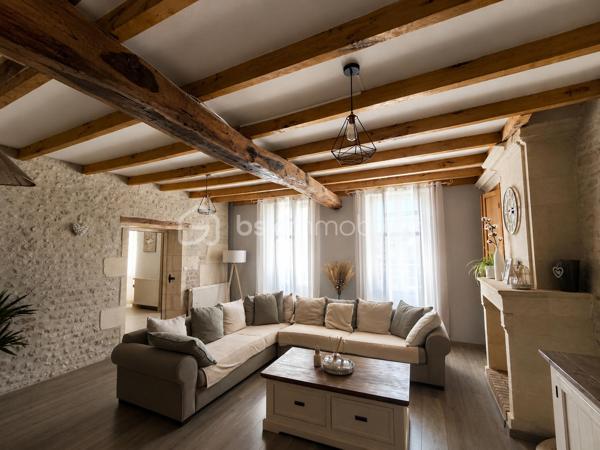 Maison charentaise rénovée avec gîte et nombreuses dépendances – 188 m² + gîte de 112 m²

Au calme , sans vis à vis , A seulement 7km de Matha

Découvrez cette superbe maison charentaise entièrement rénovée, offrant 188 m² habitables, où le charme de l'ancien se marie parfaitement avec le confort moderne.

Au rez-de-chaussée, vous trouverez une belle entrée ouvrant sur une spacieuse salle à manger 37 m2 équipée d'un insert à bois, un salon chaleureux de 33m2 , une 
cuisine aménagée de 27 m2 ainsi qu'un WC indépendant.

À l'étage, un vaste palier  dessert 4 chambres 12 m2 , 11m2,  10m2, dont une agréable suite parentale 20m2 avec son dressing de 6 m2 , un bureau de 5,63m2  et une grande salle d'eau avec douche italienne, WC.

Un gîte indépendant de 112 m², dont le gros œuvre a été fait, assainissement a prévoir, offre un excellent potentiel. L'intérieur reste à aménager selon vos envies. Il comprend une cuisine, un salon séjour, une salle de d’eau et 2 chambres à l'étage.
La propriété bénéficie également de nombreuses dépendances :  chais, garage 31 m2 et plusieurs espaces de stockage, offrant de multiples possibilités d'aménagement ou d'exploitation.

Les atouts :

    • Maison charentaise rénovée avec goût
    • Gîte indépendant à terminer
    • Pompe à chaleur installée en 2026
    • Chauffe-eau thermodynamique installé en 2026
    • Insert à bois
    • Double vitrage PVC et volets PVC
    • Assainissement conforme
    • Portail électrique
    • Deux compteurs indépendants
    • Puits
    • Fibre optique
    • Faible consommation énergétique
    • piscine hors-sol 7x4 
    . terrain de 2219m2 

Une propriété idéale pour une grande famille, un projet de gîte ou de chambres d'hôtes, ou encore un investissement locatif avec un fort potentiel.
A 1 heure de Royan 
A 7 km de Matha ou se trouve toutes les commodités.