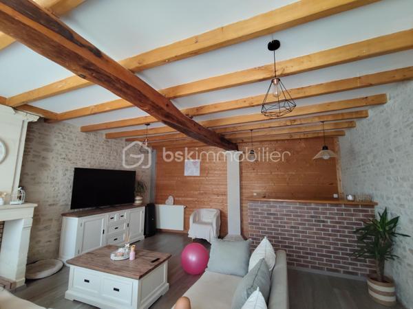 Maison charentaise rénovée avec gîte et nombreuses dépendances – 188 m² + gîte de 112 m²

Au calme , sans vis à vis , A seulement 7km de Matha

Découvrez cette superbe maison charentaise entièrement rénovée, offrant 188 m² habitables, où le charme de l'ancien se marie parfaitement avec le confort moderne.

Au rez-de-chaussée, vous trouverez une belle entrée ouvrant sur une spacieuse salle à manger 37 m2 équipée d'un insert à bois, un salon chaleureux de 33m2 , une 
cuisine aménagée de 27 m2 ainsi qu'un WC indépendant.

À l'étage, un vaste palier  dessert 4 chambres 12 m2 , 11m2,  10m2, dont une agréable suite parentale 20m2 avec son dressing de 6 m2 , un bureau de 5,63m2  et une grande salle d'eau avec douche italienne, WC.

Un gîte indépendant de 112 m², dont le gros œuvre a été fait, assainissement a prévoir, offre un excellent potentiel. L'intérieur reste à aménager selon vos envies. Il comprend une cuisine, un salon séjour, une salle de d’eau et 2 chambres à l'étage.
La propriété bénéficie également de nombreuses dépendances :  chais, garage 31 m2 et plusieurs espaces de stockage, offrant de multiples possibilités d'aménagement ou d'exploitation.

Les atouts :

    • Maison charentaise rénovée avec goût
    • Gîte indépendant à terminer
    • Pompe à chaleur installée en 2026
    • Chauffe-eau thermodynamique installé en 2026
    • Insert à bois
    • Double vitrage PVC et volets PVC
    • Assainissement conforme
    • Portail électrique
    • Deux compteurs indépendants
    • Puits
    • Fibre optique
    • Faible consommation énergétique
    • piscine hors-sol 7x4 
    . terrain de 2219m2 

Une propriété idéale pour une grande famille, un projet de gîte ou de chambres d'hôtes, ou encore un investissement locatif avec un fort potentiel.
A 1 heure de Royan 
A 7 km de Matha ou se trouve toutes les commodités.