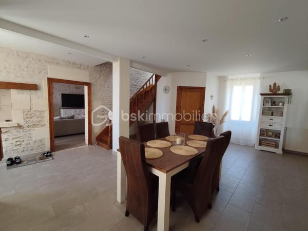 Maison charentaise rénovée avec gîte et nombreuses dépendances – 188 m² + gîte de 112 m²

Au calme , sans vis à vis , A seulement 7km de Matha

Découvrez cette superbe maison charentaise entièrement rénovée, offrant 188 m² habitables, où le charme de l'ancien se marie parfaitement avec le confort moderne.

Au rez-de-chaussée, vous trouverez une belle entrée ouvrant sur une spacieuse salle à manger 37 m2 équipée d'un insert à bois, un salon chaleureux de 33m2 , une 
cuisine aménagée de 27 m2 ainsi qu'un WC indépendant.

À l'étage, un vaste palier  dessert 4 chambres 12 m2 , 11m2,  10m2, dont une agréable suite parentale 20m2 avec son dressing de 6 m2 , un bureau de 5,63m2  et une grande salle d'eau avec douche italienne, WC.

Un gîte indépendant de 112 m², dont le gros œuvre a été fait, assainissement a prévoir, offre un excellent potentiel. L'intérieur reste à aménager selon vos envies. Il comprend une cuisine, un salon séjour, une salle de d’eau et 2 chambres à l'étage.
La propriété bénéficie également de nombreuses dépendances :  chais, garage 31 m2 et plusieurs espaces de stockage, offrant de multiples possibilités d'aménagement ou d'exploitation.

Les atouts :

    • Maison charentaise rénovée avec goût
    • Gîte indépendant à terminer
    • Pompe à chaleur installée en 2026
    • Chauffe-eau thermodynamique installé en 2026
    • Insert à bois
    • Double vitrage PVC et volets PVC
    • Assainissement conforme
    • Portail électrique
    • Deux compteurs indépendants
    • Puits
    • Fibre optique
    • Faible consommation énergétique
    • piscine hors-sol 7x4 
    . terrain de 2219m2 

Une propriété idéale pour une grande famille, un projet de gîte ou de chambres d'hôtes, ou encore un investissement locatif avec un fort potentiel.
A 1 heure de Royan 
A 7 km de Matha ou se trouve toutes les commodités.