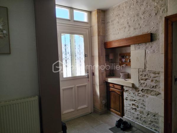 Maison charentaise rénovée avec gîte et nombreuses dépendances – 188 m² + gîte de 112 m²

Au calme , sans vis à vis , A seulement 7km de Matha

Découvrez cette superbe maison charentaise entièrement rénovée, offrant 188 m² habitables, où le charme de l'ancien se marie parfaitement avec le confort moderne.

Au rez-de-chaussée, vous trouverez une belle entrée ouvrant sur une spacieuse salle à manger 37 m2 équipée d'un insert à bois, un salon chaleureux de 33m2 , une 
cuisine aménagée de 27 m2 ainsi qu'un WC indépendant.

À l'étage, un vaste palier  dessert 4 chambres 12 m2 , 11m2,  10m2, dont une agréable suite parentale 20m2 avec son dressing de 6 m2 , un bureau de 5,63m2  et une grande salle d'eau avec douche italienne, WC.

Un gîte indépendant de 112 m², dont le gros œuvre a été fait, assainissement a prévoir, offre un excellent potentiel. L'intérieur reste à aménager selon vos envies. Il comprend une cuisine, un salon séjour, une salle de d’eau et 2 chambres à l'étage.
La propriété bénéficie également de nombreuses dépendances :  chais, garage 31 m2 et plusieurs espaces de stockage, offrant de multiples possibilités d'aménagement ou d'exploitation.

Les atouts :

    • Maison charentaise rénovée avec goût
    • Gîte indépendant à terminer
    • Pompe à chaleur installée en 2026
    • Chauffe-eau thermodynamique installé en 2026
    • Insert à bois
    • Double vitrage PVC et volets PVC
    • Assainissement conforme
    • Portail électrique
    • Deux compteurs indépendants
    • Puits
    • Fibre optique
    • Faible consommation énergétique
    • piscine hors-sol 7x4 
    . terrain de 2219m2 

Une propriété idéale pour une grande famille, un projet de gîte ou de chambres d'hôtes, ou encore un investissement locatif avec un fort potentiel.
A 1 heure de Royan 
A 7 km de Matha ou se trouve toutes les commodités.