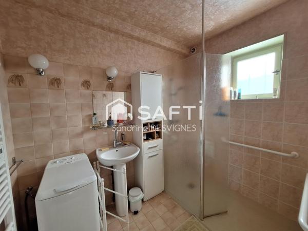 2 maisons, 215 m2 hab, garages et dépendances.