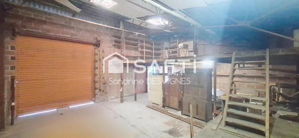 2 maisons, 215 m2 hab, garages et dépendances.