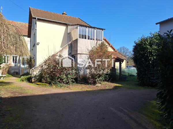 2 maisons, 215 m2 hab, garages et dépendances.