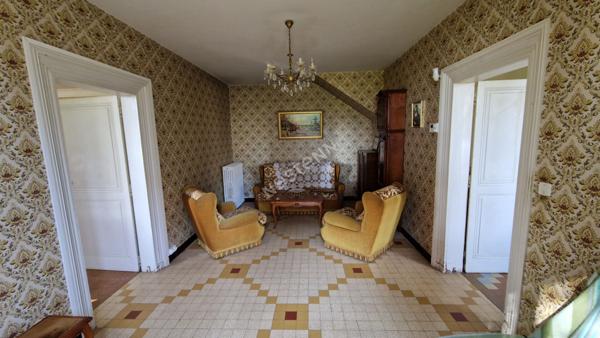 Maison de Maître à fort potentiel avec terrain de 3300 m² et dépendances, proche des commodités !