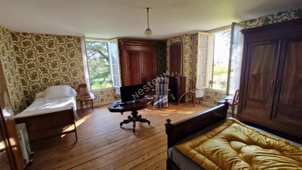 Maison de Maître à fort potentiel avec terrain de 3300 m² et dépendances, proche des commodités !