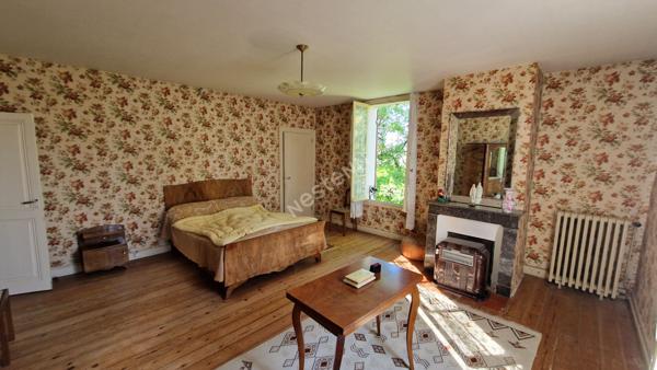 Maison de Maître à fort potentiel avec terrain de 3300 m² et dépendances, proche des commodités !