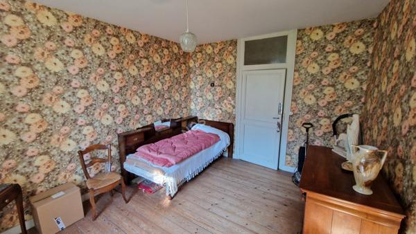 Maison de Maître à fort potentiel avec terrain de 3300 m² et dépendances, proche des commodités !