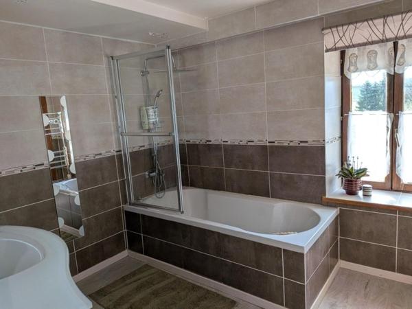 Maison en pierre rénovée  4 chambres 172 m² habitables DOURNON à 10 min de SALINS ET LEVIER