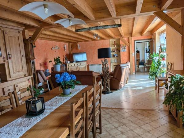 Maison en pierre rénovée  4 chambres 172 m² habitables DOURNON à 10 min de SALINS ET LEVIER