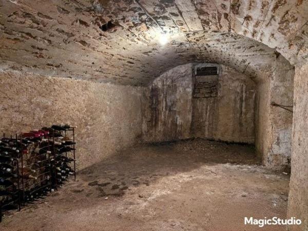 Maison en pierre rénovée  4 chambres 172 m² habitables DOURNON à 10 min de SALINS ET LEVIER