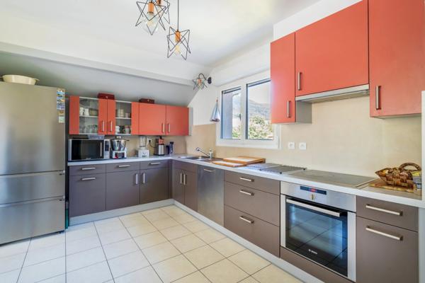 Appartement - villa 130 m², jardin 150 m², terrasse - balcon 25 m²