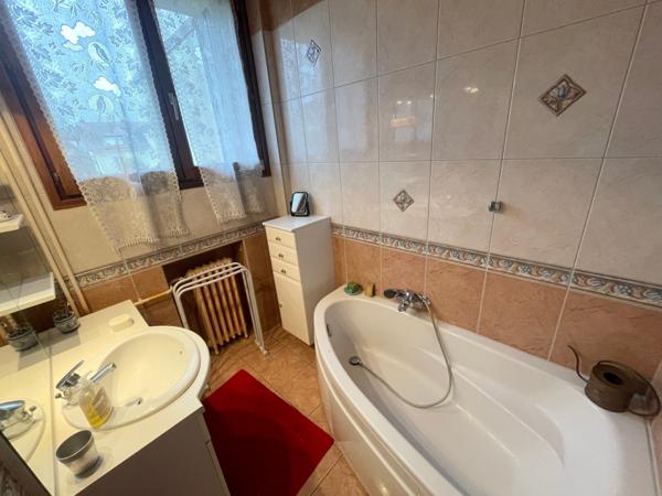 Maison mitoyenne F5 dans secteur privilégié du Près la rose