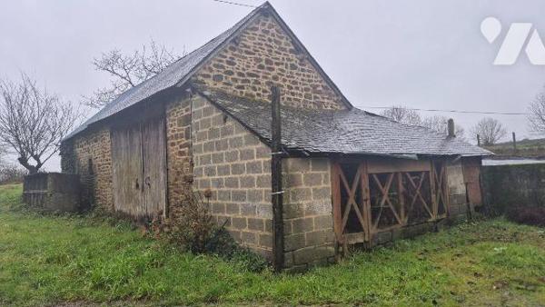GORRON en campagne: fermette comprenant entrée sur cuisine, séjour, salon, WC.
A l'étage: pali...