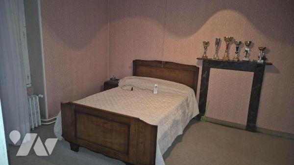 GORRON en campagne: fermette comprenant entrée sur cuisine, séjour, salon, WC.
A l'étage: pali...