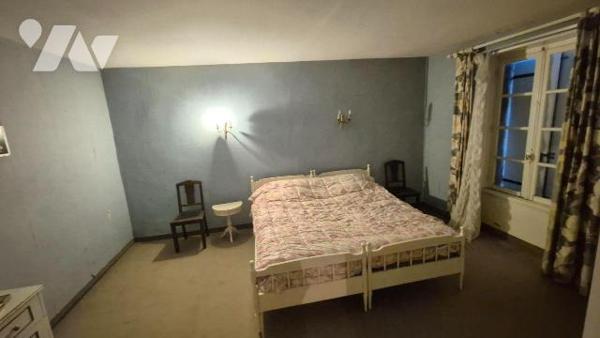 GORRON en campagne: fermette comprenant entrée sur cuisine, séjour, salon, WC.
A l'étage: pali...