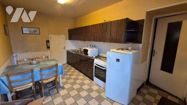 GORRON en campagne: fermette comprenant entrée sur cuisine, séjour, salon, WC.
A l'étage: pali...