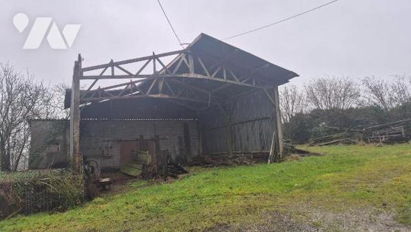 GORRON en campagne: fermette comprenant entrée sur cuisine, séjour, salon, WC.
A l'étage: pali...