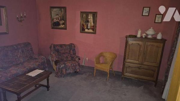 GORRON en campagne: fermette comprenant entrée sur cuisine, séjour, salon, WC.
A l'étage: pali...