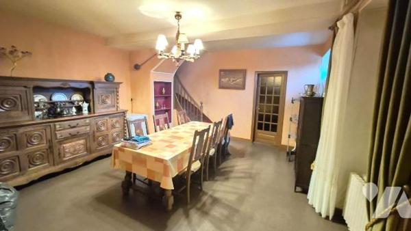 GORRON en campagne: fermette comprenant entrée sur cuisine, séjour, salon, WC.
A l'étage: pali...