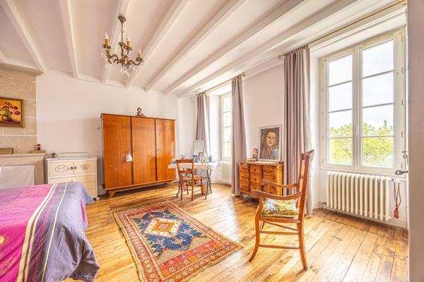 DEMEURE DE CHARME AVEC DÉPENDANCES AU COEUR DE CHAURAY