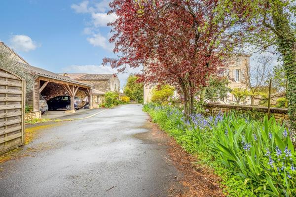 DEMEURE DE CHARME AVEC DÉPENDANCES AU COEUR DE CHAURAY