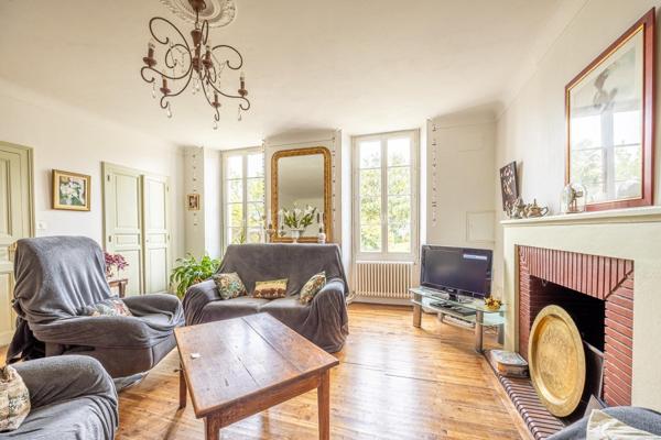 DEMEURE DE CHARME AVEC DÉPENDANCES AU COEUR DE CHAURAY