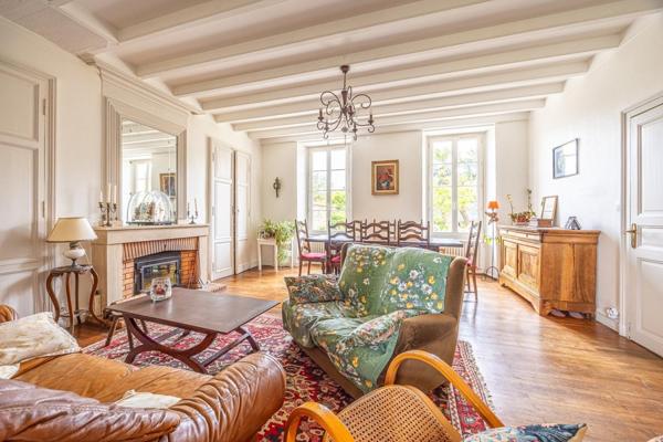 DEMEURE DE CHARME AVEC DÉPENDANCES AU COEUR DE CHAURAY