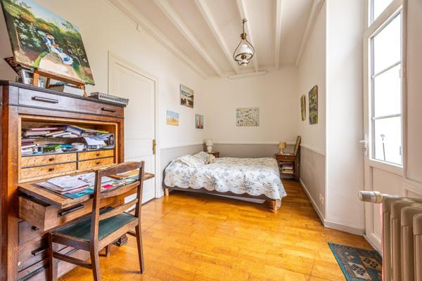 DEMEURE DE CHARME AVEC DÉPENDANCES AU COEUR DE CHAURAY