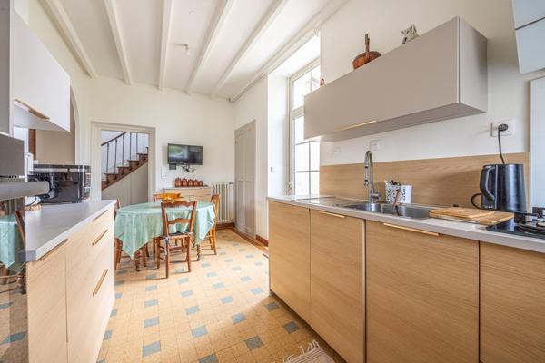 DEMEURE DE CHARME AVEC DÉPENDANCES AU COEUR DE CHAURAY