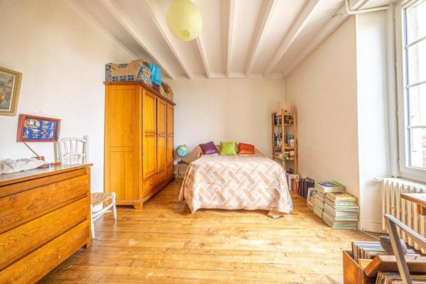 DEMEURE DE CHARME AVEC DÉPENDANCES AU COEUR DE CHAURAY