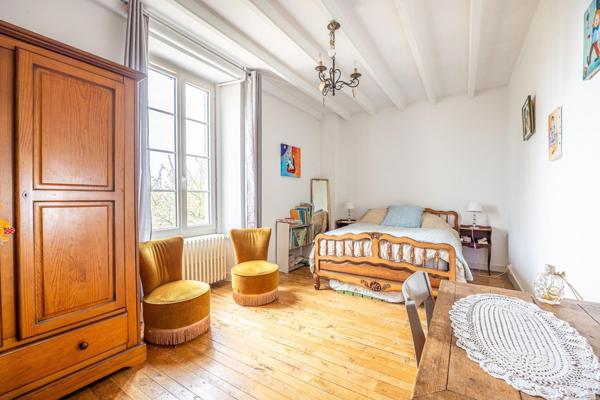 DEMEURE DE CHARME AVEC DÉPENDANCES AU COEUR DE CHAURAY