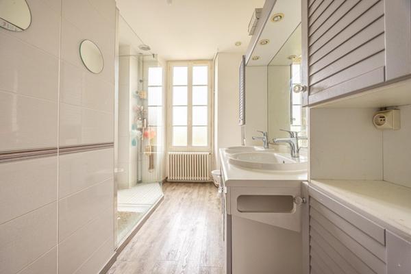 DEMEURE DE CHARME AVEC DÉPENDANCES AU COEUR DE CHAURAY