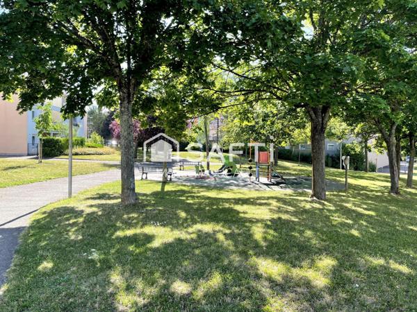 Appartement type 3 traversant de 60 m2, au 2 ème et dernier étage d'une petite copropriété.