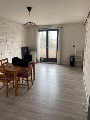 Appartement type 3 traversant de 60 m2, au 2 ème et dernier étage d'une petite copropriété.
