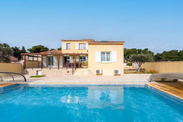 Maison
         5 pièces
        - 160 m² Exclusivité 730 000 € *