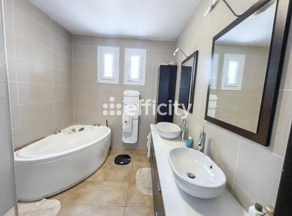 Maison
         5 pièces
        - 160 m² Exclusivité 730 000 € *