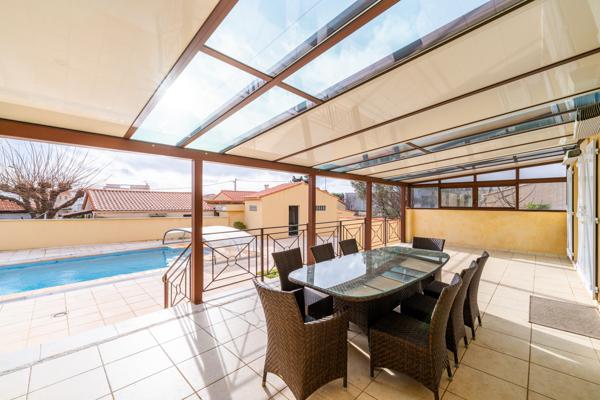 Maison
         5 pièces
        - 160 m² Exclusivité 730 000 € *