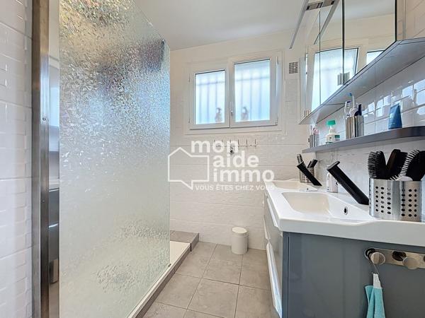 Maison rénovée, 4 chambres, garage, terrasse, terrain