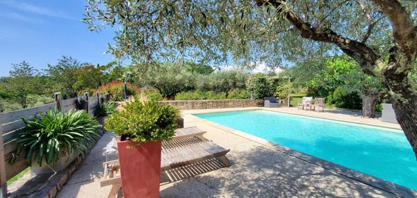 MAS PROVENÇAL DU XVIIIe, VUE ALPES ET MONT VENTOUX. CINQ CHAMBRES, IMMENSE SALON, GRANDE PISCINE, SIX TERRASSES. OPPORTUNITÉ UNIQUE À SAISIR