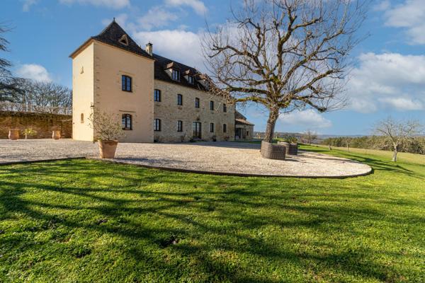 Propriété d’Exception – Domaine Privé de 27 Hectares en Position Dominante – Périgord Noir