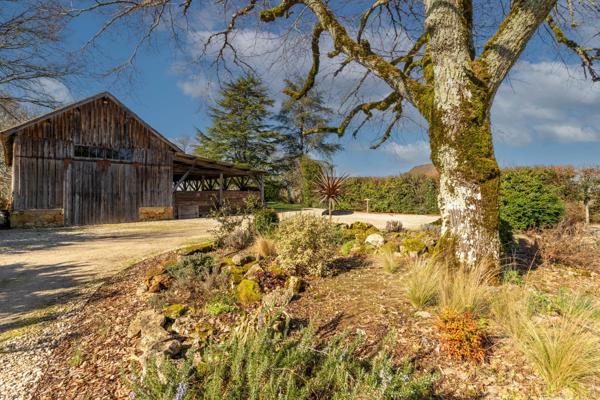 Propriété d’Exception – Domaine Privé de 27 Hectares en Position Dominante – Périgord Noir