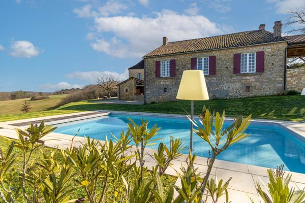 Propriété d’Exception – Domaine Privé de 27 Hectares en Position Dominante – Périgord Noir