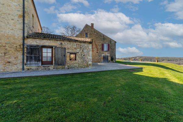 Propriété d’Exception – Domaine Privé de 27 Hectares en Position Dominante – Périgord Noir