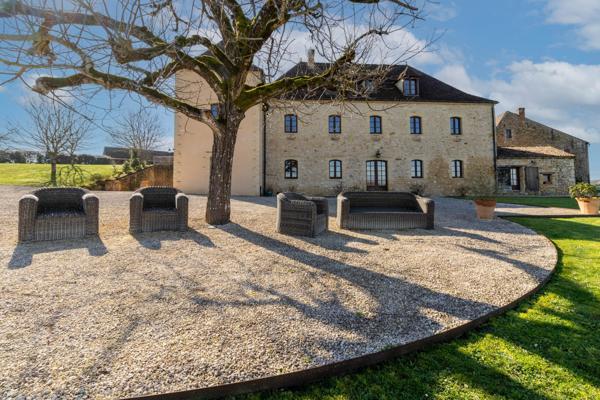Propriété d’Exception – Domaine Privé de 27 Hectares en Position Dominante – Périgord Noir