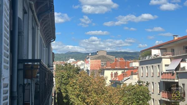 T3 de 48 m2, étage élevé, lumineux, grenier, vue Pariou,